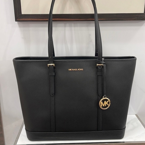 MICHAEL KORS
Jet Set Travel Large Top Zip Shoulder Tote Saffiano Leather
Black - Picture 5 of 16